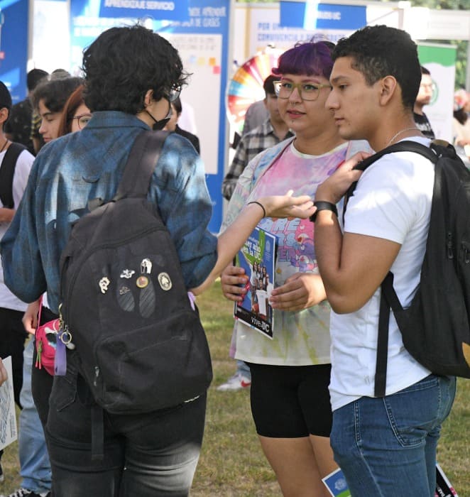 Grupo de estudianties de la UC sostiene conversación al interior del campus San Joaquín.