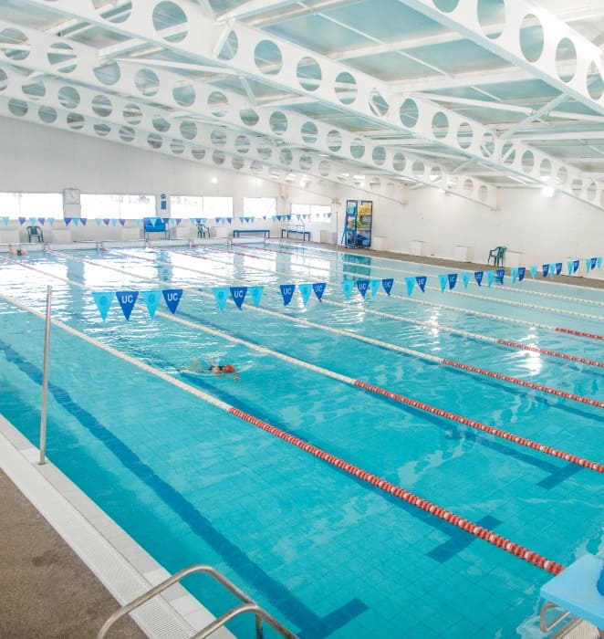 Imagen muestra piscina olímpica ubicada al interior del campus San Joaquín de la PUC.