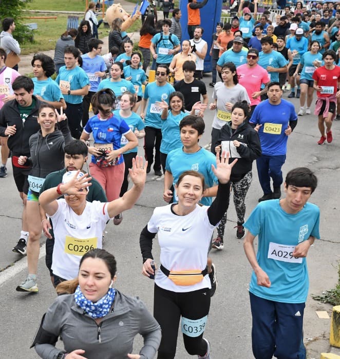 Decenas de personas trotan en una nueva edición de la maratón Running UC en los alrededores del campus San Joaquín.