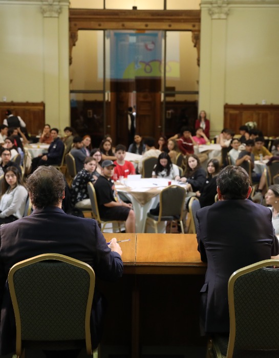 Imagen muestra las espaldas de autoridades UC