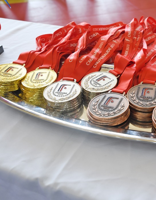 Imagen muestra una variedad de medallas entregadas en distintas disciplinas del torneo FENAUDE