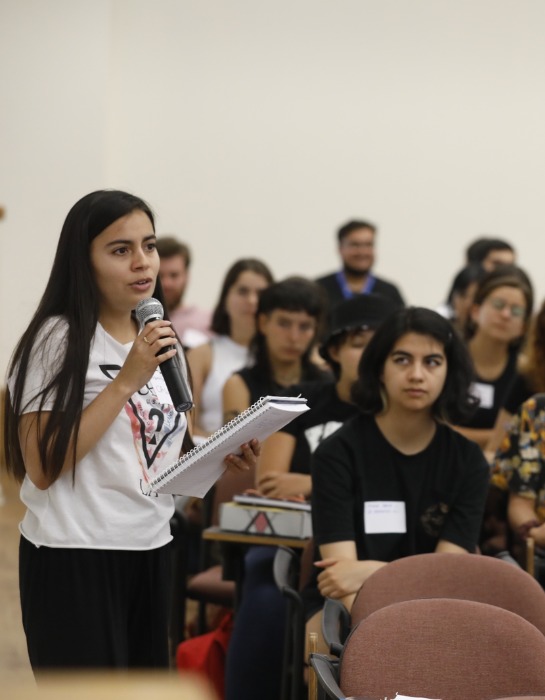 Estudiante realiza pregunta en medio de cumbre de Representantes Estudiantiles con autoridades de la PUC.