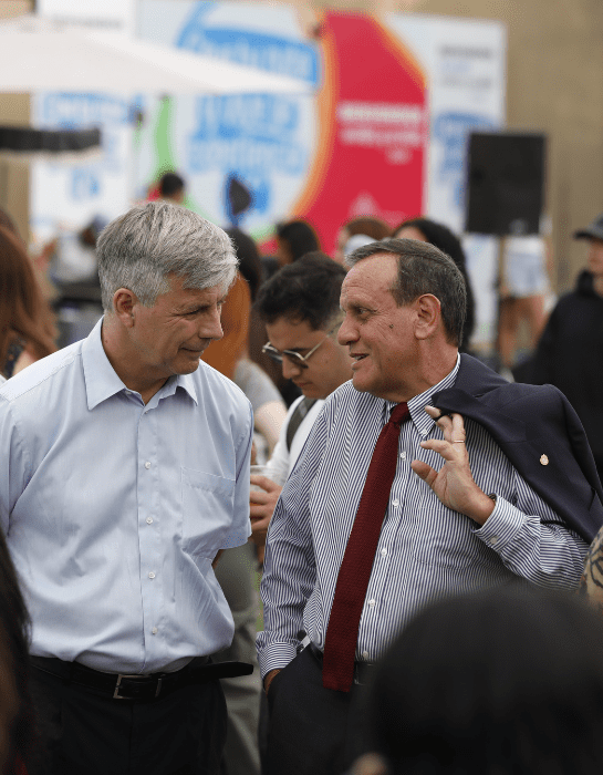 El rector Ignacio Sanchez caminando y hablando junto a Harold Mayne-Nicholls