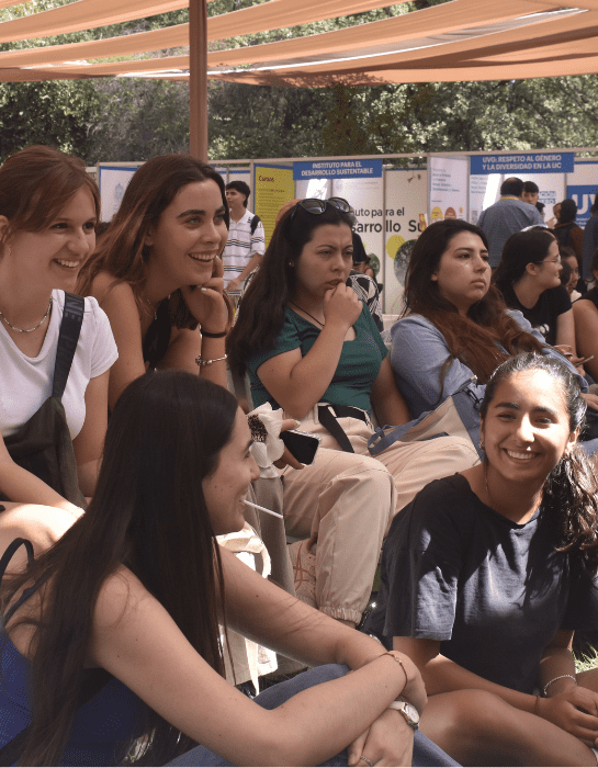 Estudiantes compartiendo y conversando en un encuentro orientado a Prevención y Apoyo a Víctimas de Violencia y Discriminación de Género.